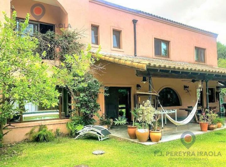 Casa · 210m² · 5 Ambientes · 4 Cocheras