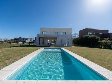 Casa · 181m² · 5 Ambientes · 2 Cocheras · En Alquiler Casa en Cantón Islas 4 Dorm.