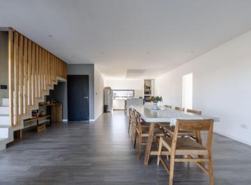 Casa · 181m² · 5 Ambientes · 2 Cocheras · En Alquiler Casa en Cantón Islas 4 Dorm.