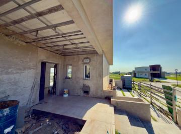 Casa · 126m² · 4 Ambientes · 1 Cochera · Casa a La Laguna en Santa Clara Al Sur | Diseño + Vista Abierta