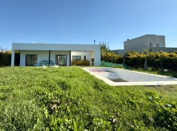 Casa · 140m² · 4 Ambientes · 1 Cochera · Casa a Estrenar en La Alameda | 4 Amb + Piscina + Lote 700 m²