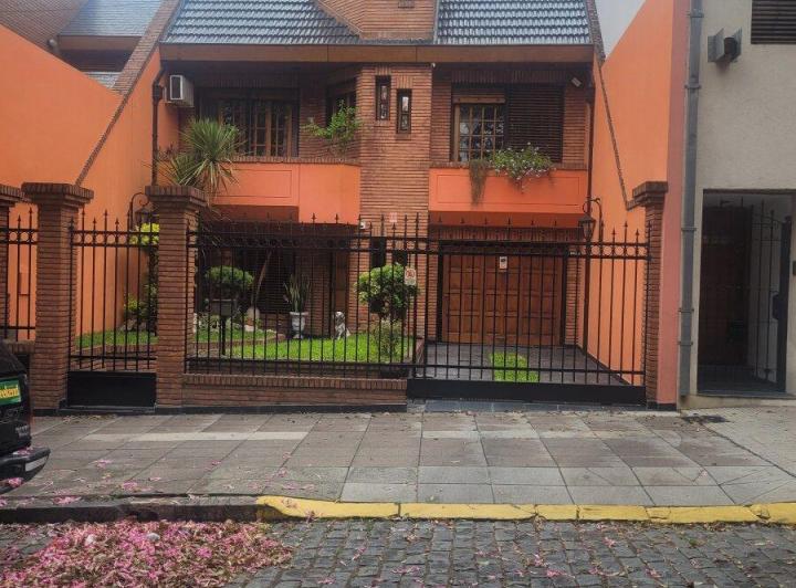 Casa · 319m² · 5 Ambientes · 4 Cocheras