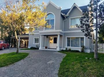 Casa · 250m² · 5 Ambientes · 2 Cocheras · Casa en Venta - 4 Dorm. 4 Baños - Cochera - 1.000 m² - Escobar