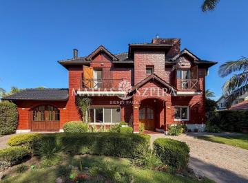 Casa · 190m² · 5 Ambientes · 2 Cocheras · Casa en Venta en El Casco de Moreno