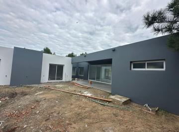 Casa · 180m² · 4 Ambientes · 1 Cochera · Casa en Venta - 3 Dorm. 2 Baños - Pinamar