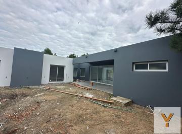 Casa · 180m² · 4 Ambientes · 1 Cochera · Casa en Venta - 3 Dorm. 2 Baños - Pinamar