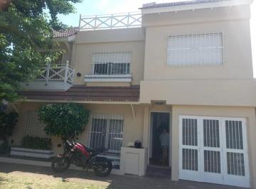Casa · 104m² · 5 Ambientes · 1 Cochera · Casa en Venta - 4 Dorm. 2 Baños - Cochera - 165 m² - Morón