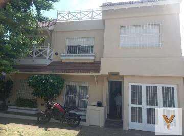 Casa · 104m² · 5 Ambientes · 1 Cochera · Casa en Venta - 4 Dorm. 2 Baños - Cochera - 165 m² - Morón