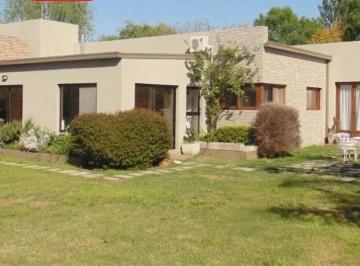 Casa · 210m² · 4 Ambientes · 2 Cocheras · Casa en Venta - 3 Dorm. 3 Baños - Cochera - 1.968 m² - Chivilcoy