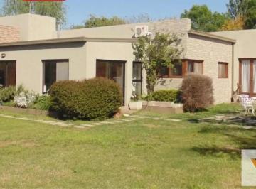 Casa · 210m² · 4 Ambientes · 2 Cocheras · Casa en Venta - 3 Dorm. 3 Baños - Cochera - 1.968 m² - Chivilcoy