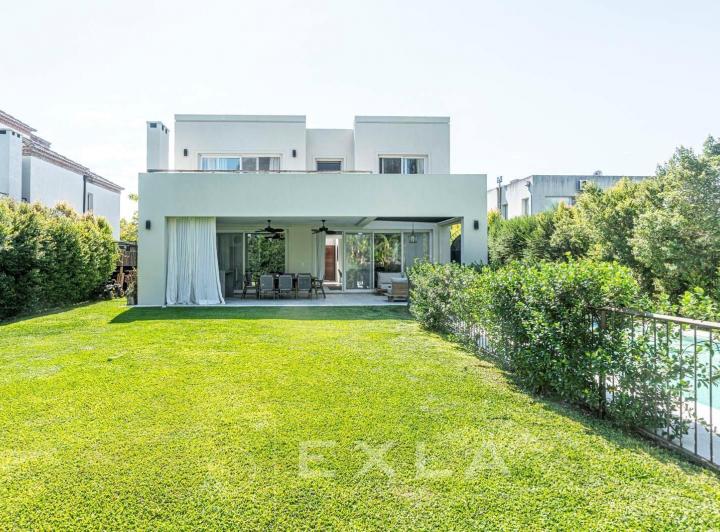 Casa · 265m² · 5 Ambientes · 2 Cocheras
