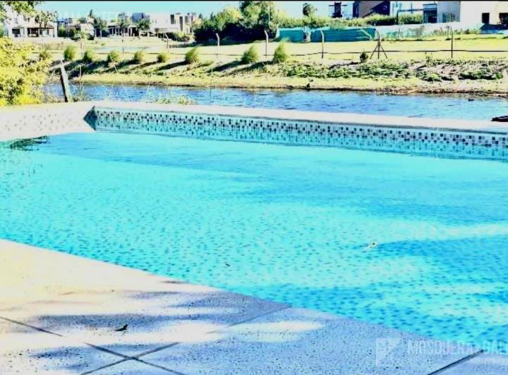 Casa · 210m² · 5 Ambientes · 4 Cocheras