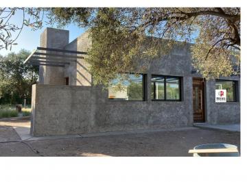 Casa de 6 ambientes, San Rafael · Vendo Propiedad a Estrenar - Barrio Privado - Bertani y Sarmiento. Cel