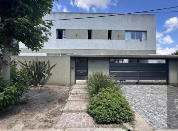 Casa · 300m² · 6 Ambientes · 2 Cocheras · Casa en Don Carlos. 132 Bis y 507