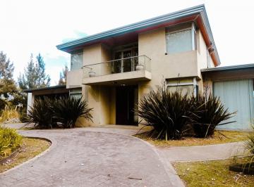 Casa · 410m² · 7 Ambientes · 1 Cochera · "Casa de Categoría en Área 60 | 5 Dorm. | Vista Al Golf | Quincho | 3 Cocheras"