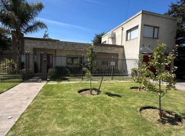 Casa de 4 ambientes, Miramar · Residencia de Categoría en Ubicación Privilegiada<br