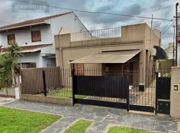 Casa · 119m² · 3 Ambientes · 1 Cochera · Casa en Adrogue