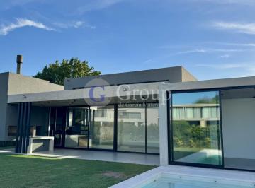 Casa · 213m² · 5 Ambientes · 2 Cocheras · Casa a Estrenar en Venta en La Calesa, Pilará con Pileta