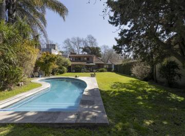 Casa · 240m² · 5 Ambientes · 1 Cochera · Casa en Adrogue, Fondo Libre y Pileta