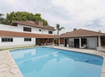 Casa · 220m² · 6 Ambientes · 2 Cocheras · Casa en Adrogue con Pileta!