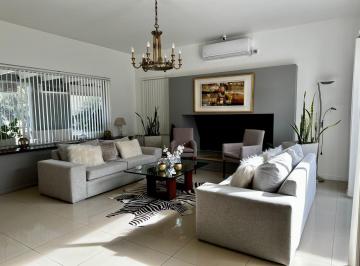 Casa · 389m² · 4 Ambientes · 2 Cocheras · Casa en Fincas del Sur Ubicación Central
