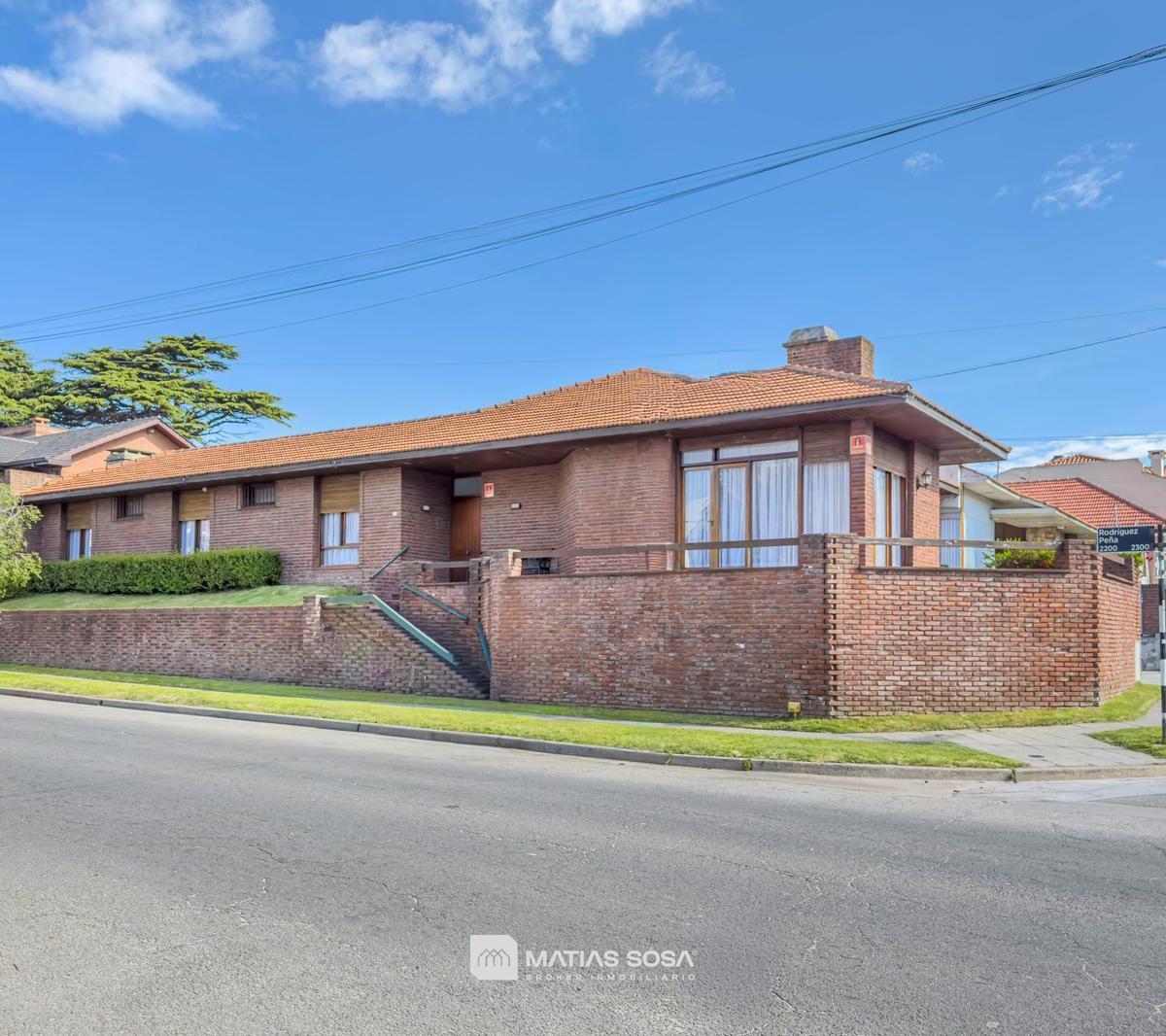 Casa 5 amb, 225m² con cochera para 2 autos — Chauvín