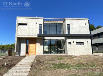 Casa · 227m² · 5 Ambientes · 2 Cocheras · Casa a Estrenar en Venta de 5 Amb en San Juan Chico Hudson Berazategui - Permutas / Financiacion