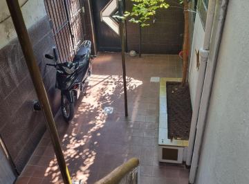 PH · 40m² · 5 Ambientes · PH 5 Ambientes, Patio, Balcón. a 100 m de Hipólito Yrigoyen Venta