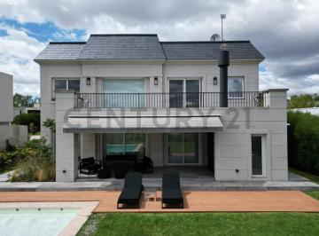 Casa · 275m² · 6 Ambientes · 5 Cocheras · Grand Bell - Casa de 3 Dorm. con Excelente Fondo Al Golf