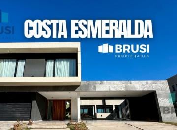 Casa · 360m² · 7 Ambientes · 2 Cocheras · Casa en Venta en Costa Esmeralda con Pileta - Maritimo III