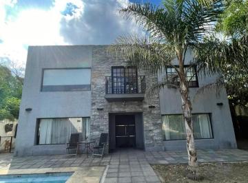 Casa · 230m² · 5 Ambientes · 3 Cocheras · Casa en Ezeiza