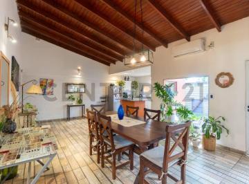 Casa · 137m² · 4 Ambientes · 1 Cochera · Casa en Venta 3 Dorm. con Pileta en Villa Elisa, La Plata