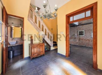 Casa · 125m² · 3 Ambientes · 3 Cocheras · Casa de 2 Dorm., Patio con Parrilla, Quincho y Cochera en Venta