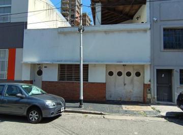 Casa · 183m² · 4 Ambientes · 2 Cocheras · Exclusiva Residencia en Avellaneda Centro. Acepta Permuta.