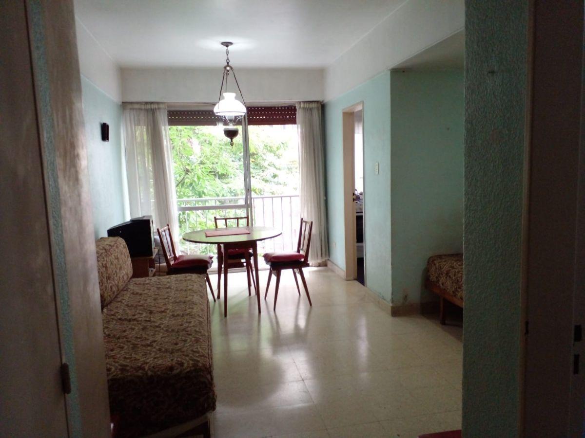 Ambiente con balcon A la calle, cocina separada con lavadero, baño completo.