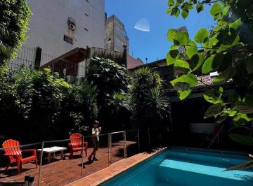 Casa · 300m² · 6 Ambientes · 2 Cocheras · Casa de 6 Ambientes con Cochera Doble y Jardín con Pileta