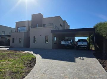 Casa · 250m² · 6 Ambientes · 5 Cocheras · Casa a Estrenar 6 Amb | 5 Baños | Pileta y Jardín!