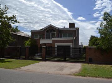 Casa · 370m² · 19 Ambientes · 2 Cocheras · Venta de Casa de 5 Dorm. con Patio Verde y Pileta - Fisherton