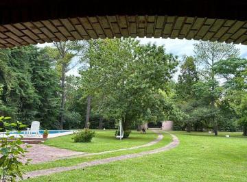 Casa de 5 ambientes, Ezeiza · Casa Quinta Amoblada en Alquiler con Gran Jardín Parquizado Ubicado en Ezeiza, La Unión