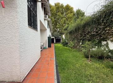 Casa · 258m² · 8 Ambientes · 2 Cocheras · Casa en Alquiler de 3 Dorm. con Dos Cocheras y con Patio Verde, Pichincha, Rosario.