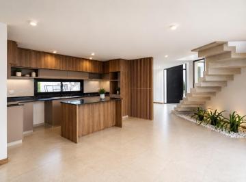 Casa · 257m² · 6 Ambientes · 2 Cocheras · Casa en Venta - 4 Dorm. - Colinas de Manantiales - Cochera Cubierta