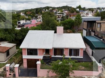 Casa · 150m² · 5 Ambientes · 1 Cochera · Casa en Venta de 3 Dorm., Cercana a Colegios en Barrio La Quinta