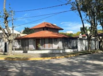 Casa de 3 ambientes, Esteban Echeverría · Nuevas Condiciones! Chalet en Esquina Refaccionado con Pileta, Quincho y Cochera Doble.