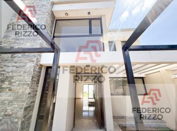 Casa · 160m² · 6 Ambientes · 2 Cocheras · Casa Premium a Estrenar 3 Dorm | Diseño Único con Árbol Interior