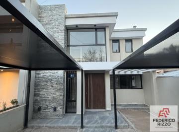 Casa · 160m² · 6 Ambientes · 2 Cocheras · Casa Premium a Estrenar 3 Dorm | Diseño Único con Árbol Interior
