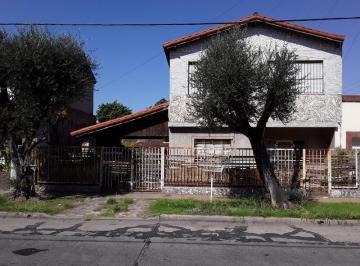 Casa · 106m² · 5 Ambientes · 1 Cochera · Casa en Lomas del Mirador