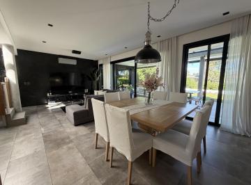 Casa · 204m² · 5 Ambientes · 2 Cocheras · Excelente Casa en Venta - Barrio Santa Elena, Pilar del Este