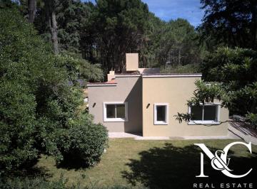 Casa · 117m² · 4 Ambientes · 1 Cochera · Casa de 3 Dorm. con Gas Natural en Alquiler en Cariló
