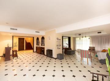 Casa · 418m² · 8 Ambientes · 4 Cocheras · Casa en Venta en San Fernando - 4 Dorm. (2 en Suite) - Jardín y Quincho - Garage