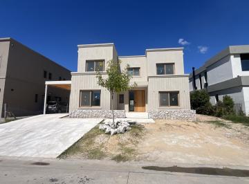 Casa · 258m² · 6 Ambientes · Casa en Venta en Laguna Grande, Villanueva, Tigre
